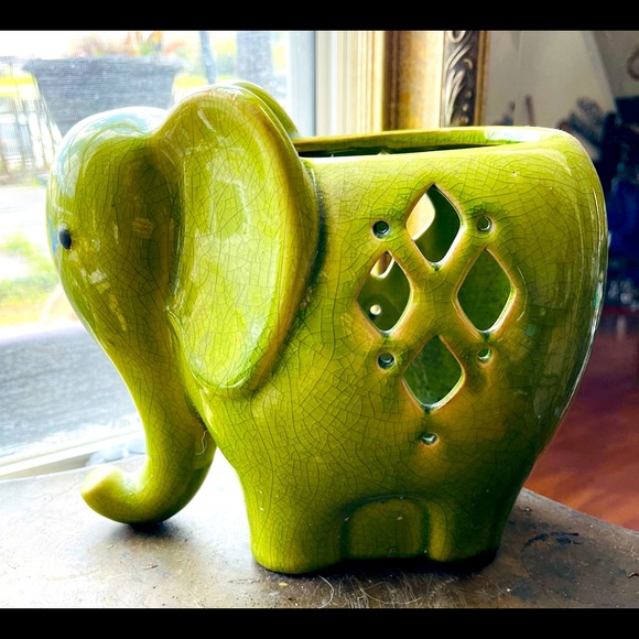Elephant Planter - Picture 1 of 5